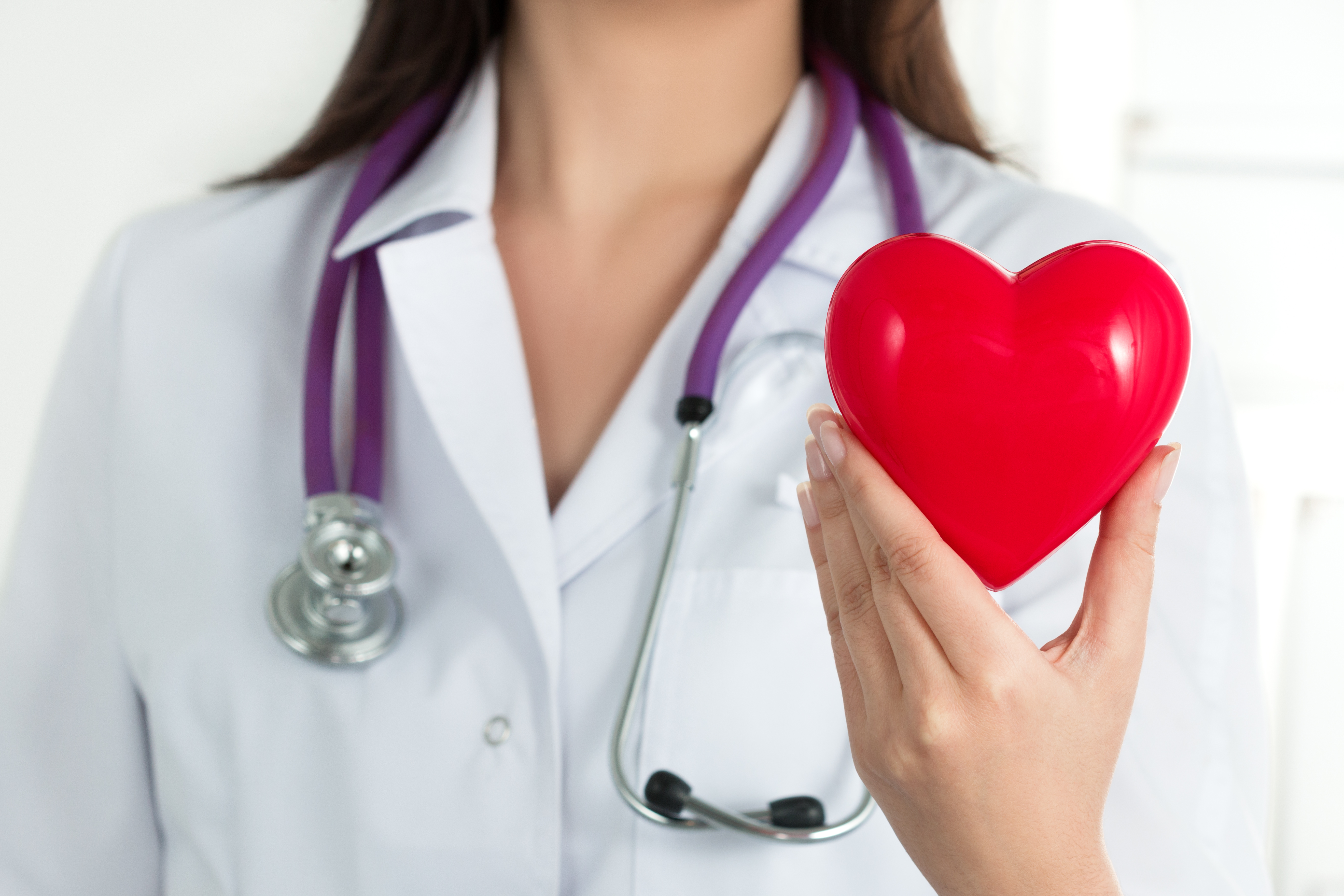 Врач занимающийся сердцем. Врач с сердцем. Медсестра с сердцем. Врач кардиолог. Сердце в руках врача.